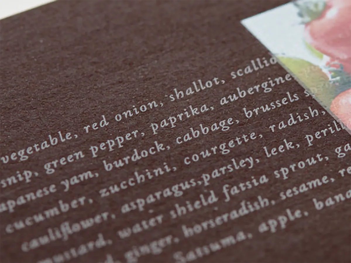 ［透明な文字表現］クリアトナーを使ってニスで文字を印刷したような繊細な効果を得られます。