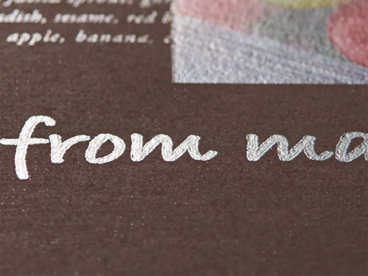 ［メタリック効果］グレーの上にクリアトナーをひくことで、シルバーを刷ったような表現になりました。