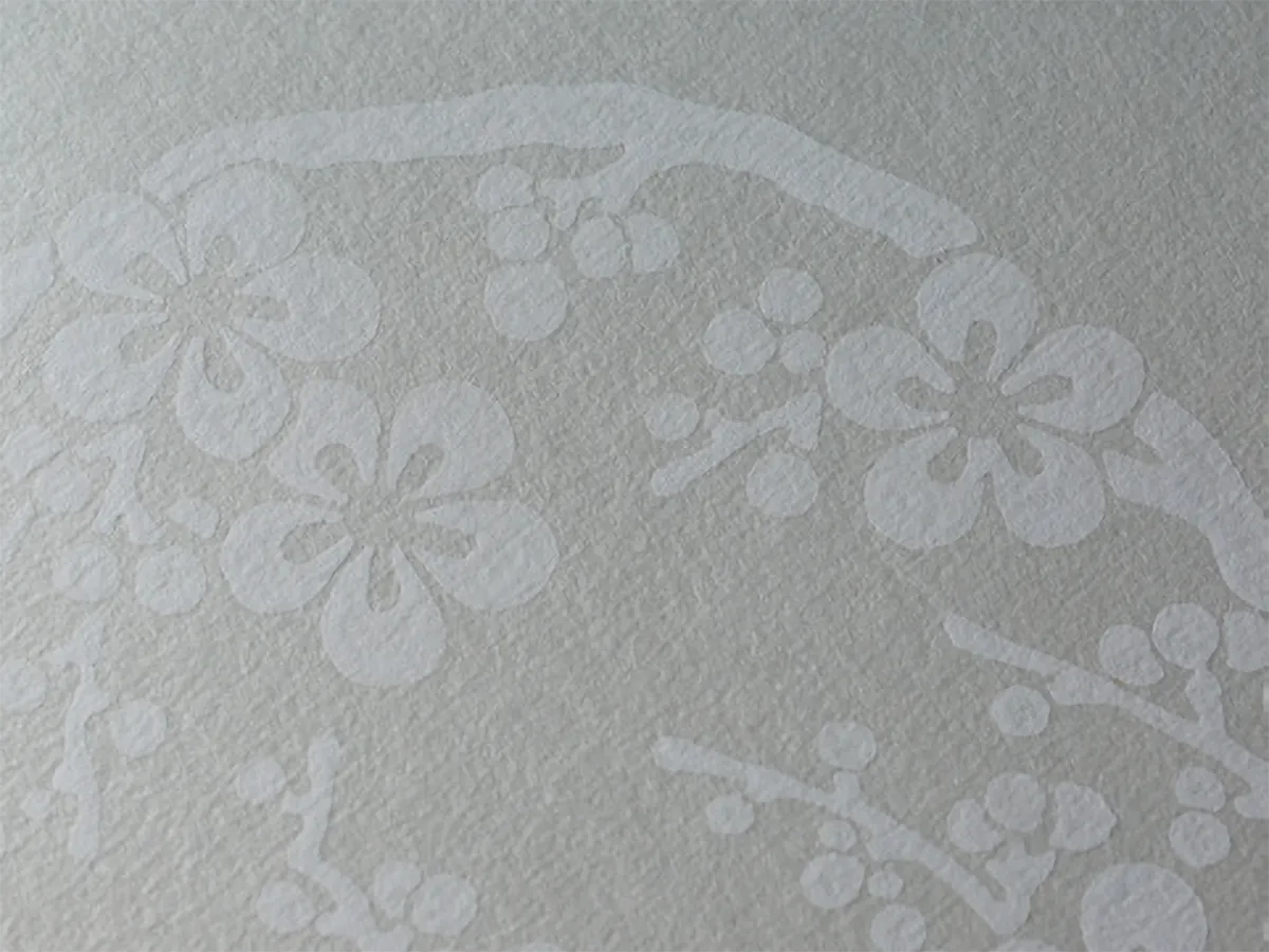 表紙の唐紙は、京都で約400年続く唐紙屋・唐長の唐紙師トトアキヒコ氏が、越前生漉奉書を雲母染めした上に、江戸時代に京都大宮御所で使われた板木で「梅の丸」の文様を一枚ずつ手摺りしている。