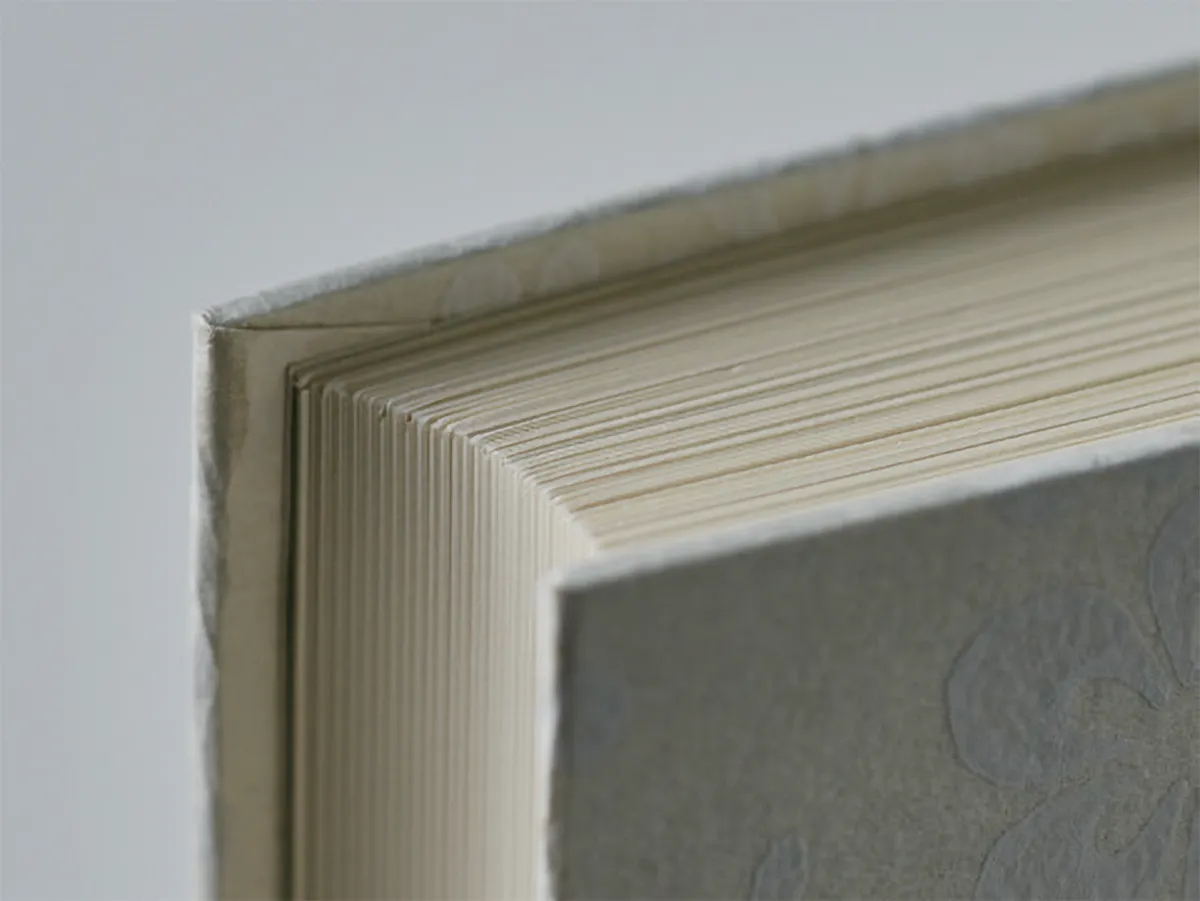 天アンカットにすることで不揃いにし、立体感や手作りの余韻を残した。