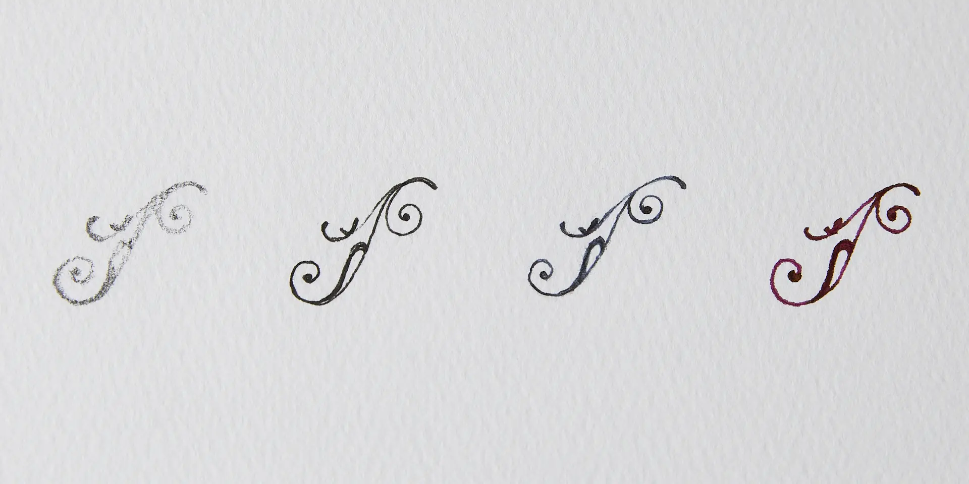 左から鉛筆・水性ペン・万年筆・ガラスペン